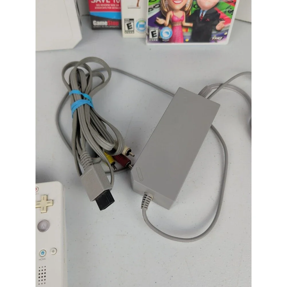 Nintendo Wii Launch Edition White Console RVL-001 CONTROLLERS + 3 Games